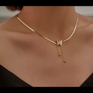 Gargantilla de mariposa